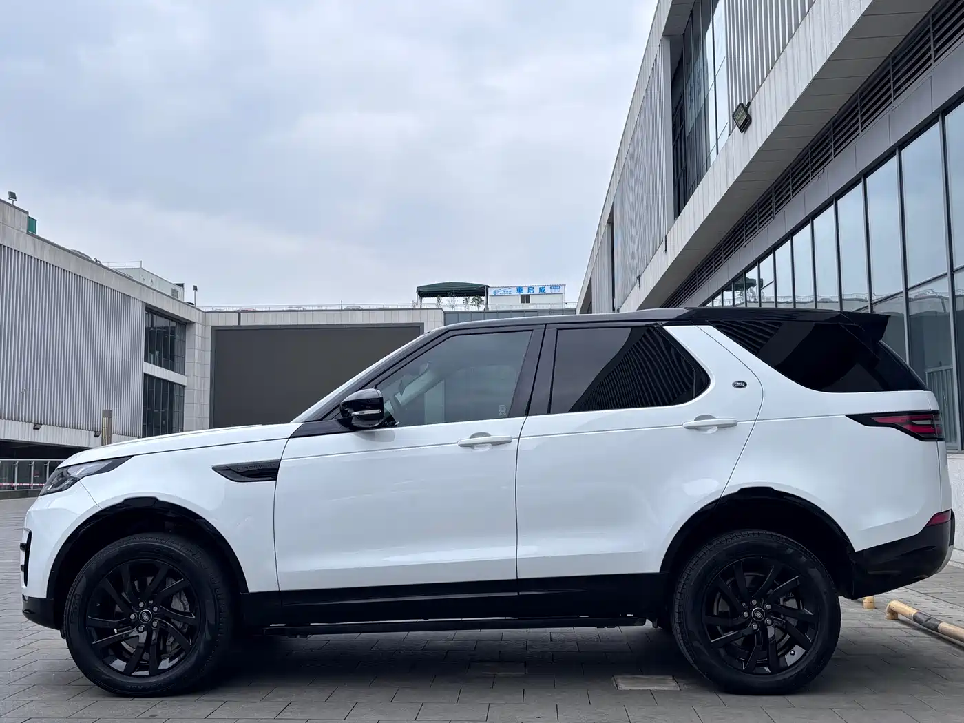 Land Rover Discovery 2020 3.0 SC V6 30th Anniversary Special Edition фото 4