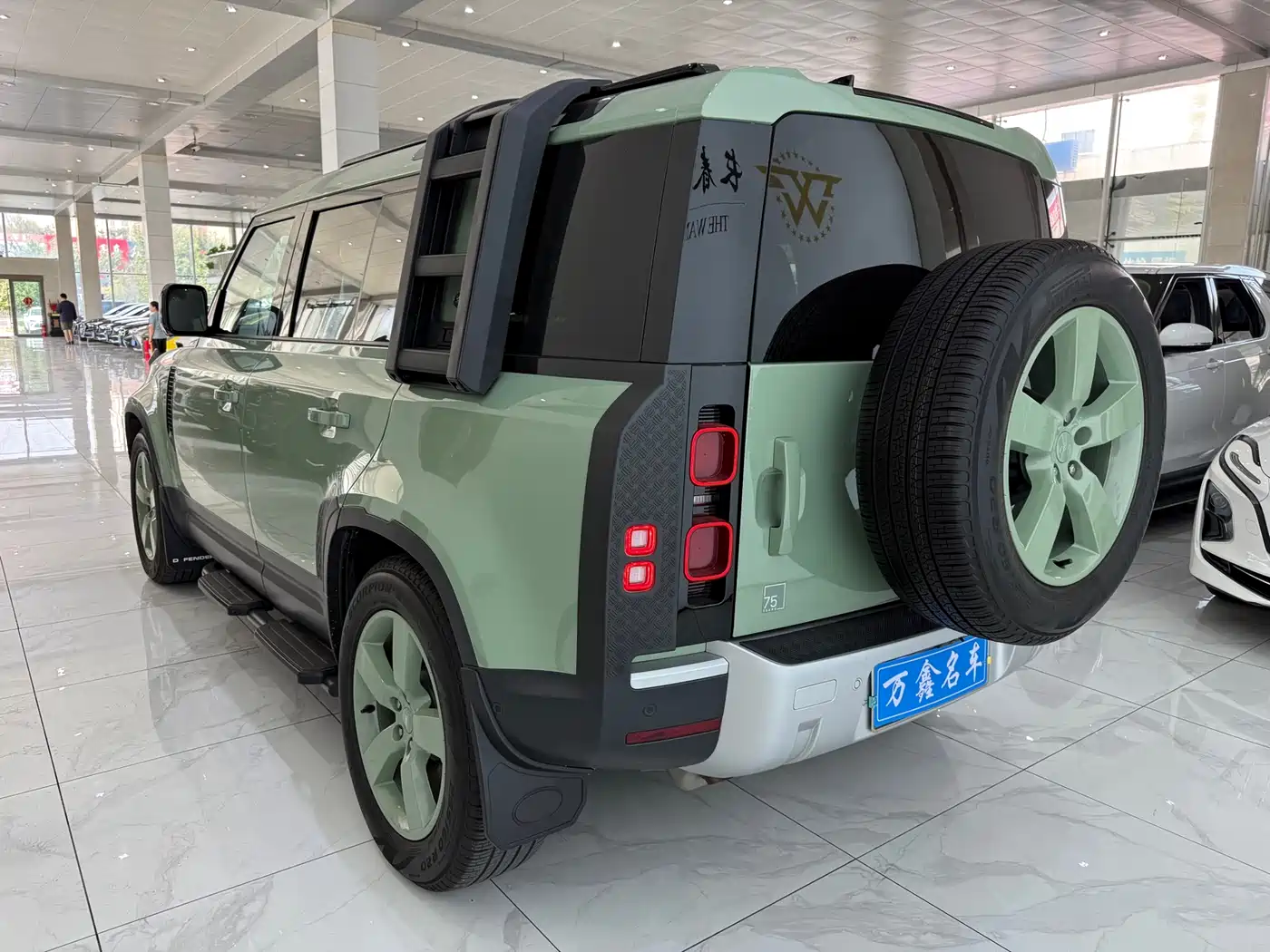 Land Rover Defender 2023 110 3.0T P400 75th Anniversary Legend Edition фото 20