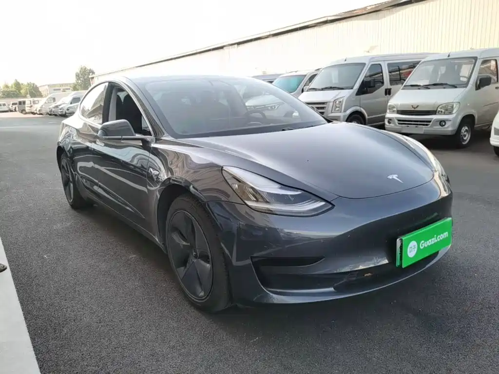 Фото 4 - Tesla Model 3