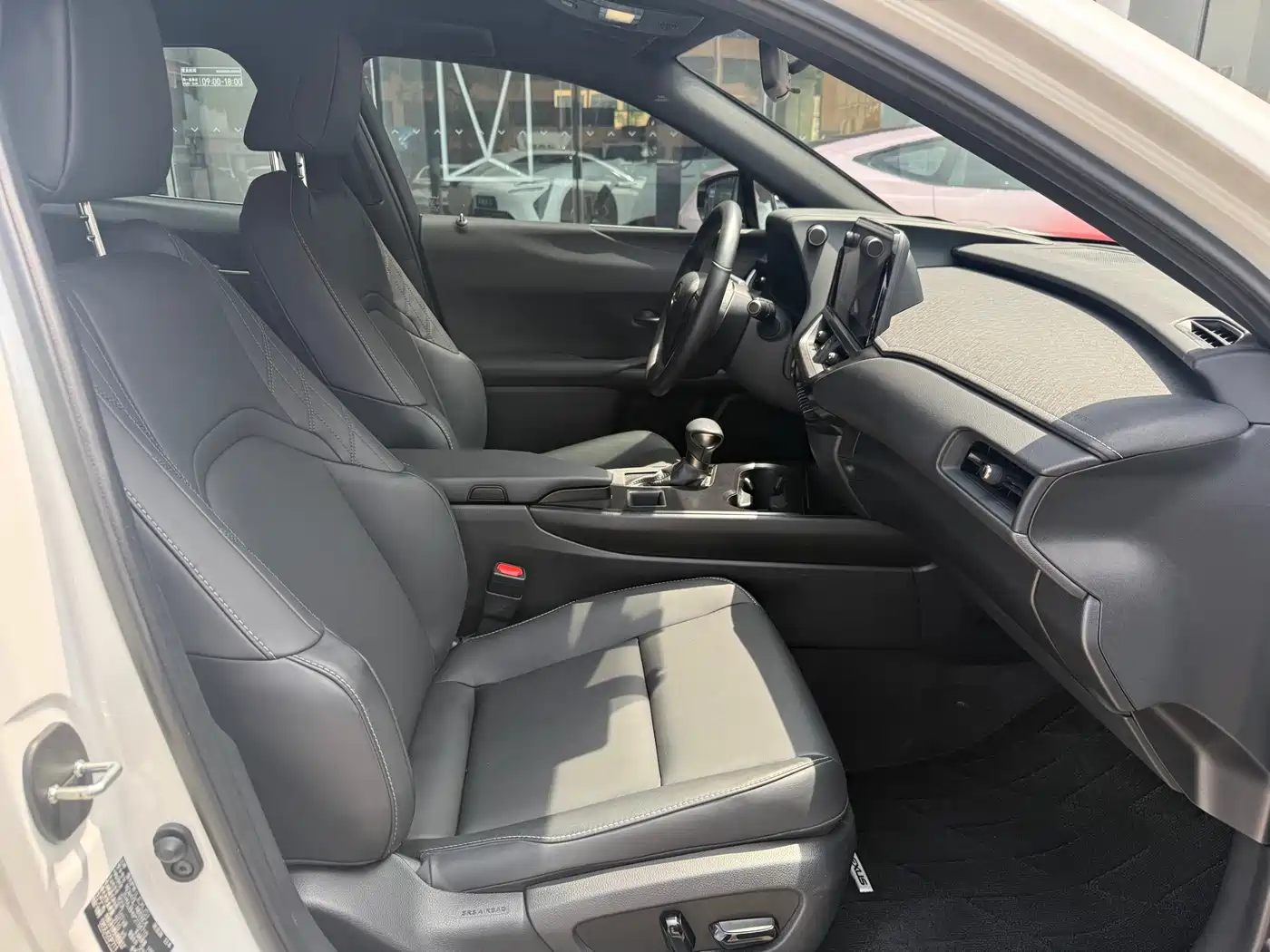 Lexus UX 2022 260h Cool Edition фото 6