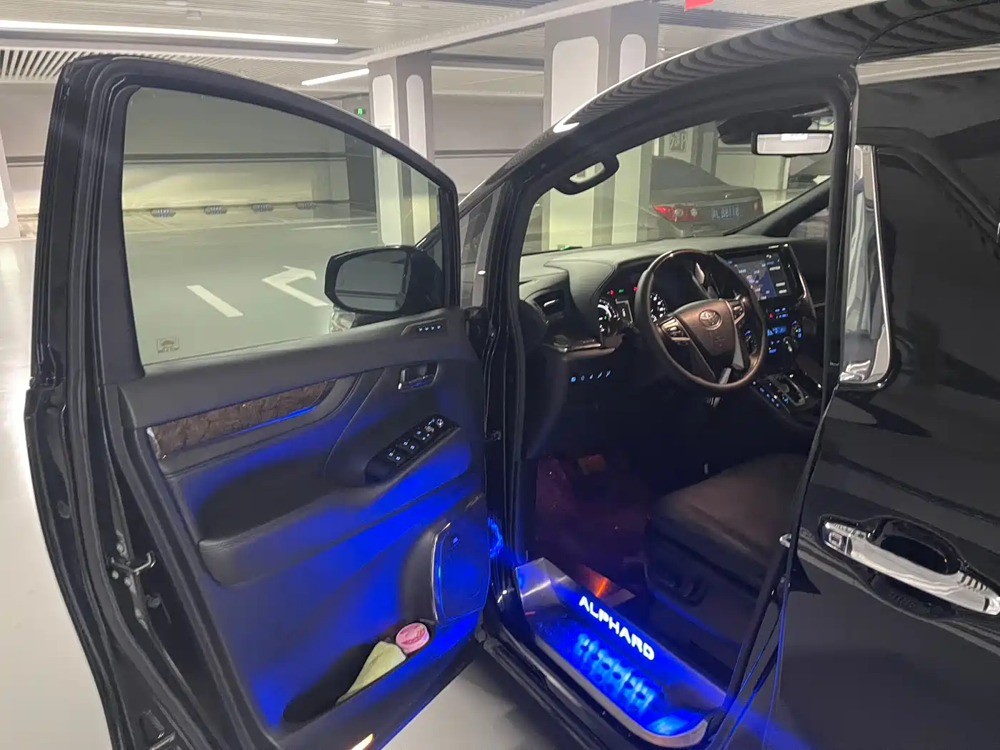 Toyota Alphard 2020 Hybrid 2.5L Premium Edition фото 9