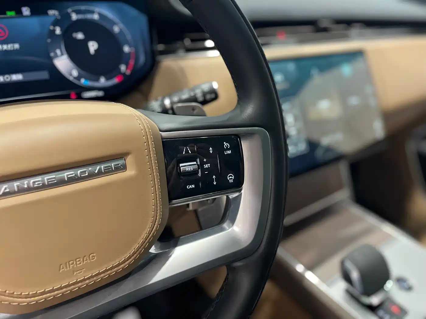 Land Rover Range Rover 2024 3.0 L6 360PS Golden Age Edition фото 8