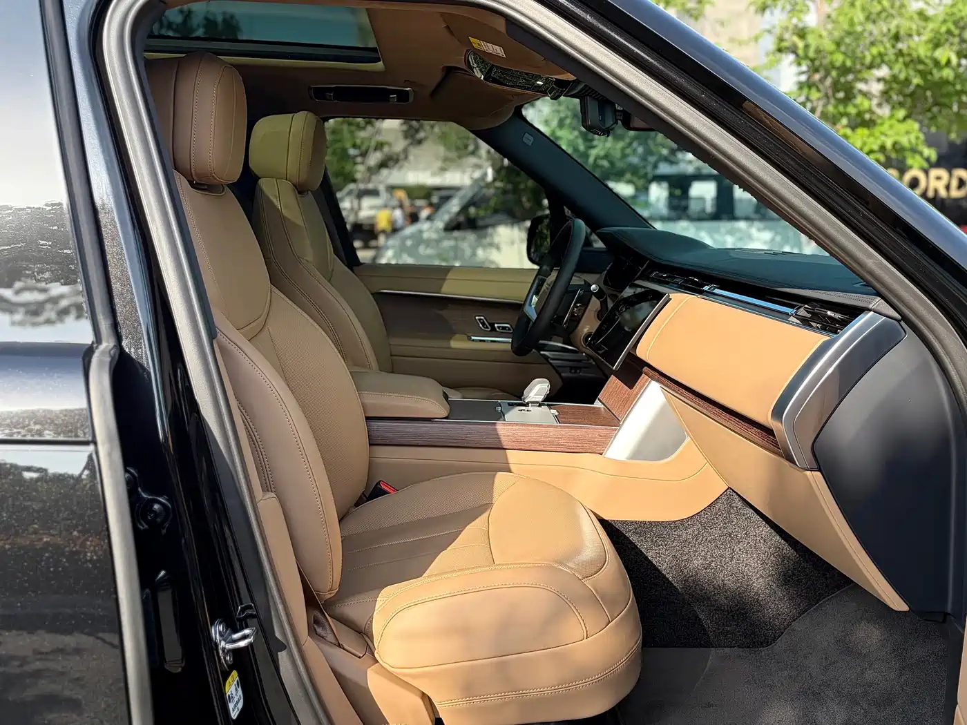 Land Rover Range Rover 2025 3.0 L6 400PS Flourishing Era Extended Wheelbase фото 16
