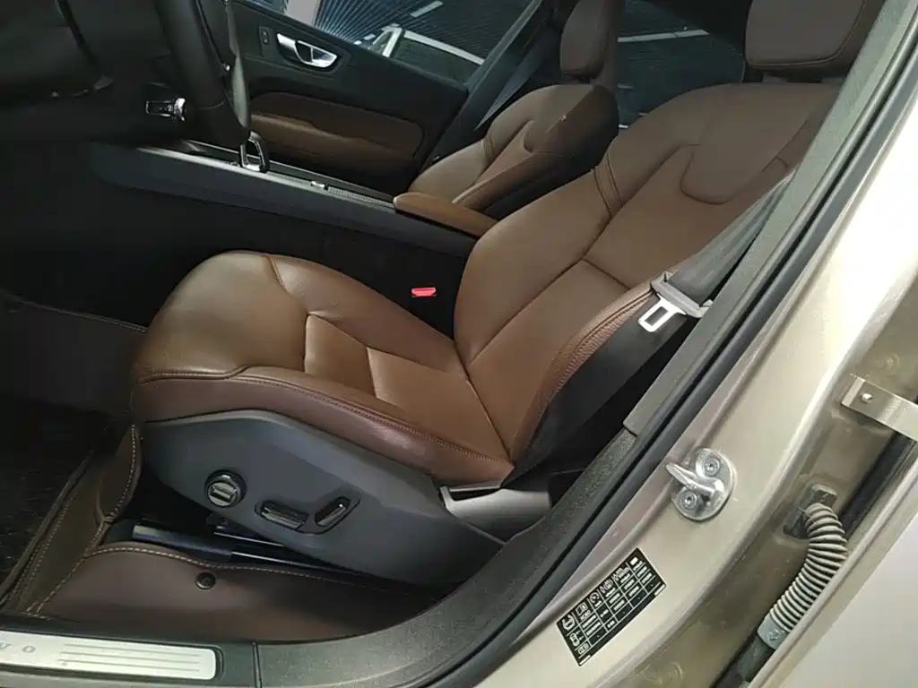 Volvo XC60 2024 2025 B5 AWD Smart Luxury Edition