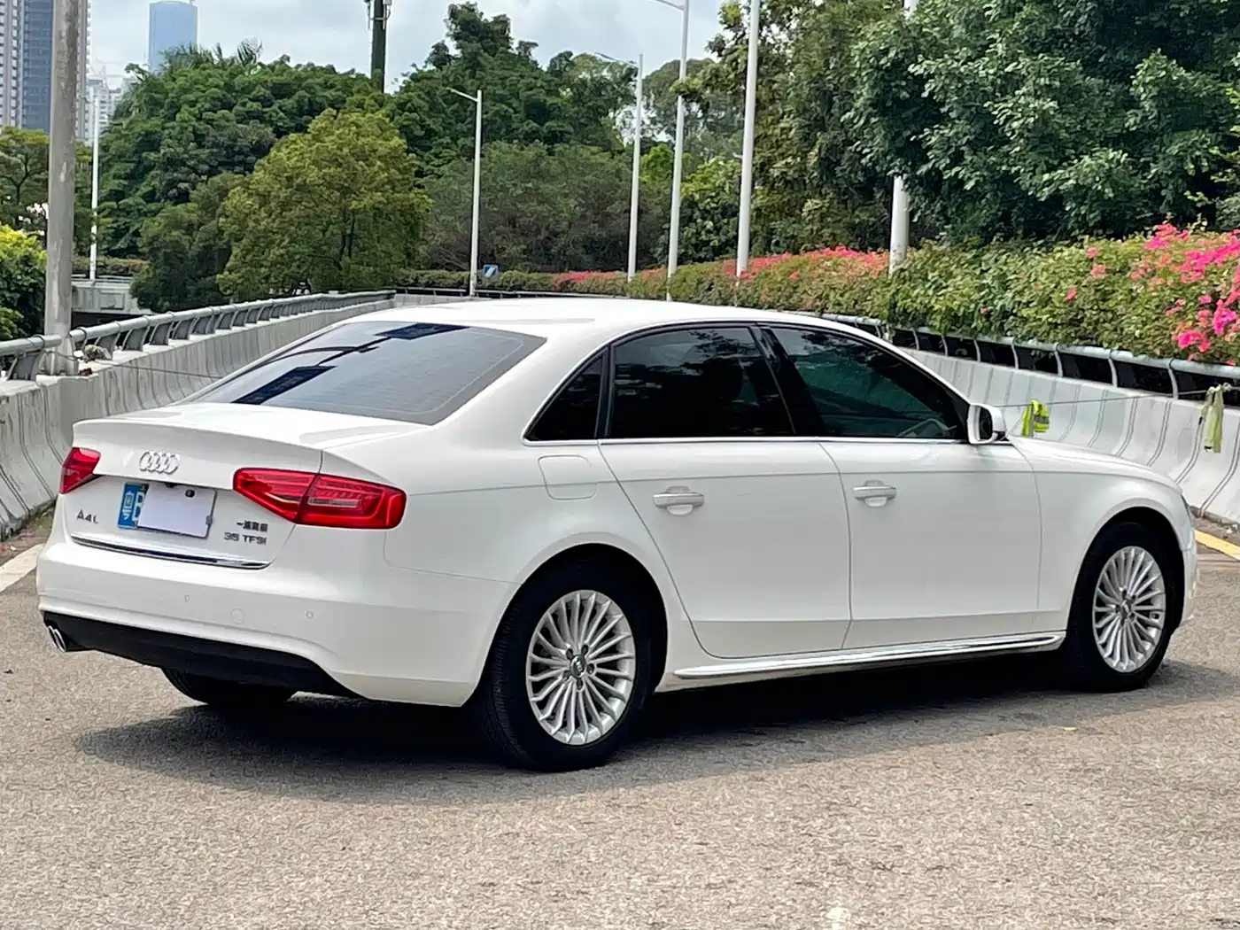 Audi A4L 2016 35 TFSI Collector's Edition Automatic Standard фото 3