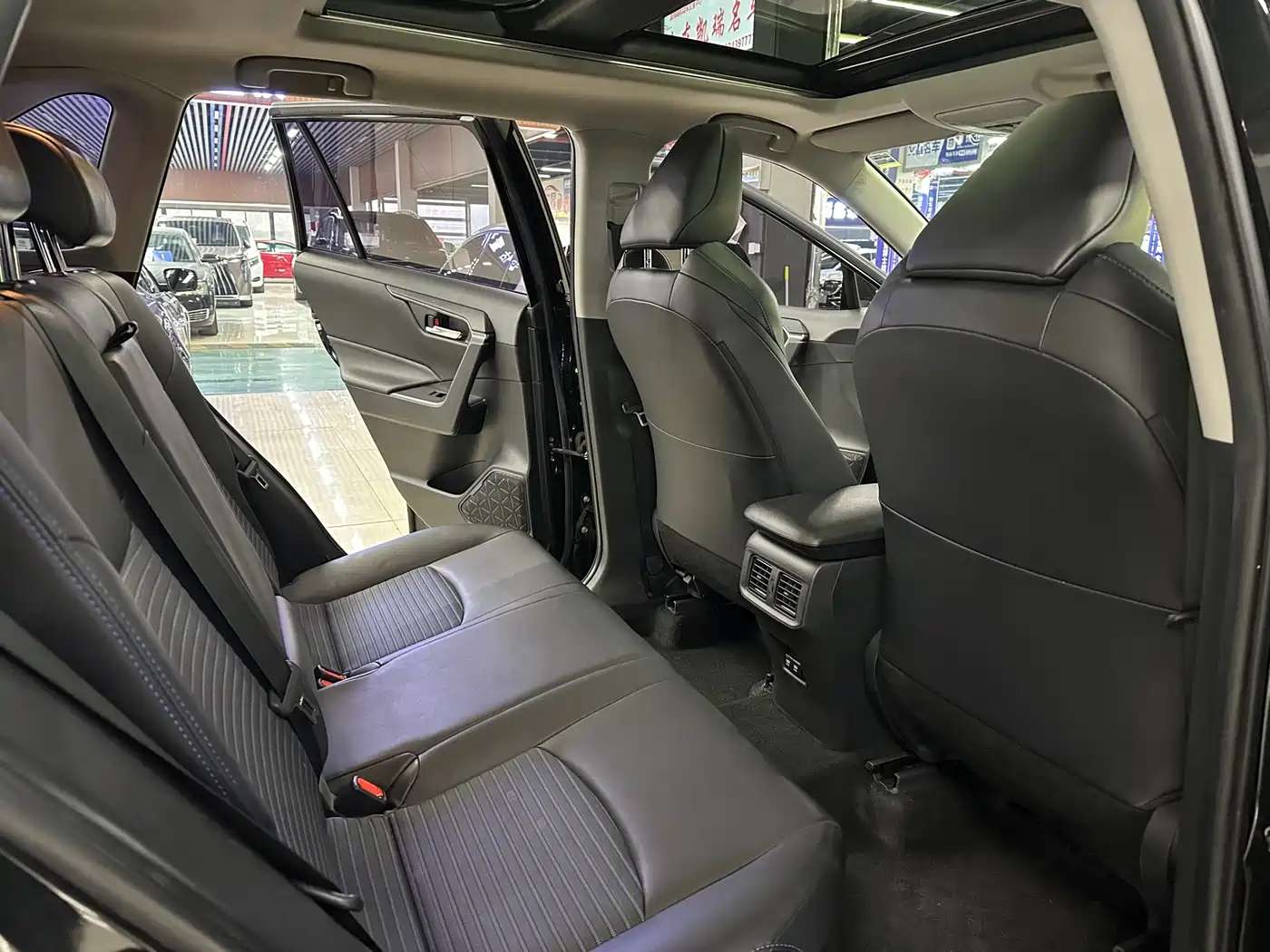 Toyota Wildlander 2020 Hybrid 2.5L E-CVT FWD Tech Edition фото 10