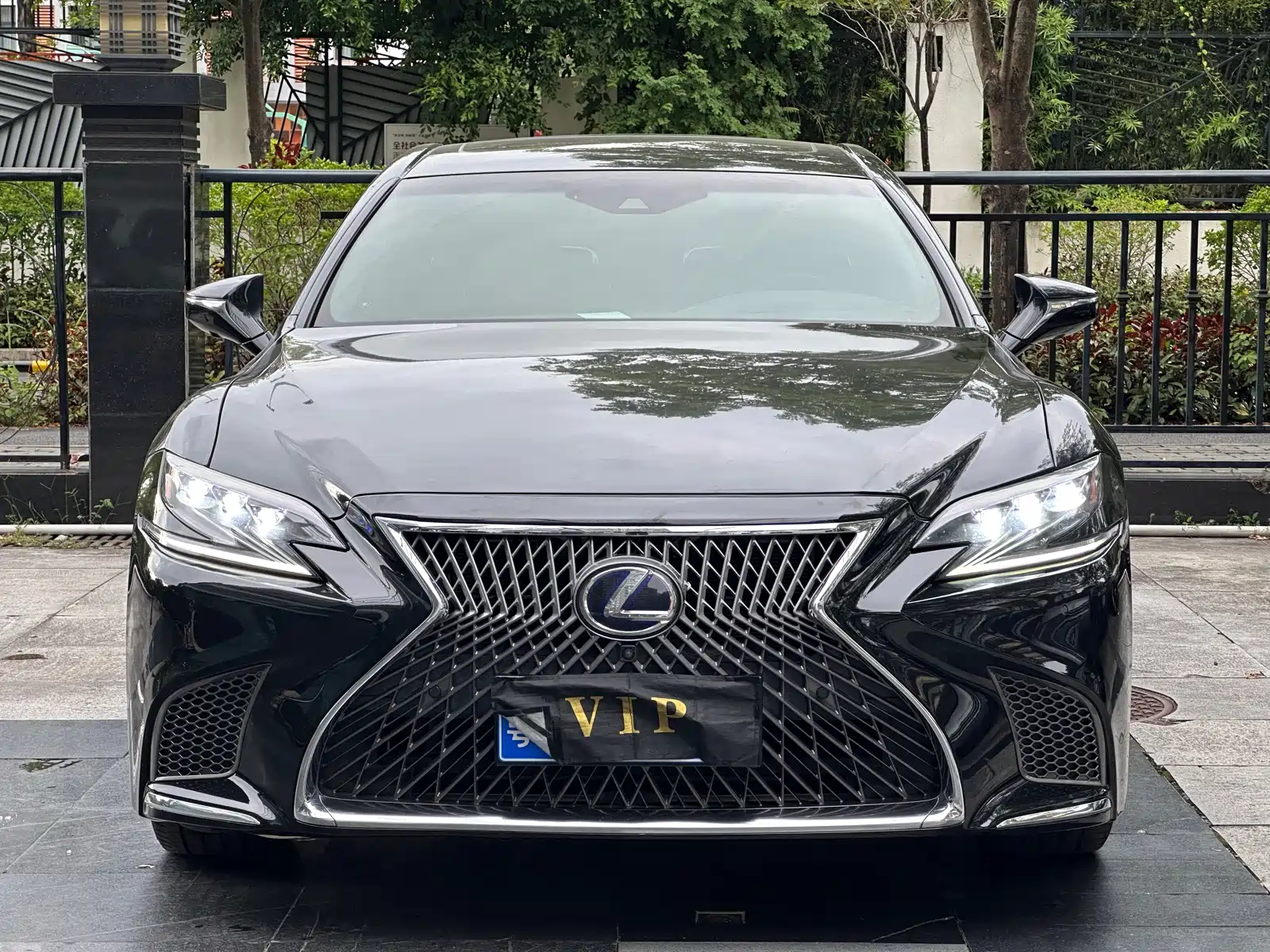 Фото 2 - Lexus LS