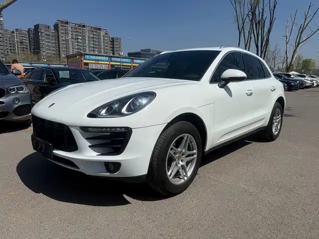PORSCHE MACAN