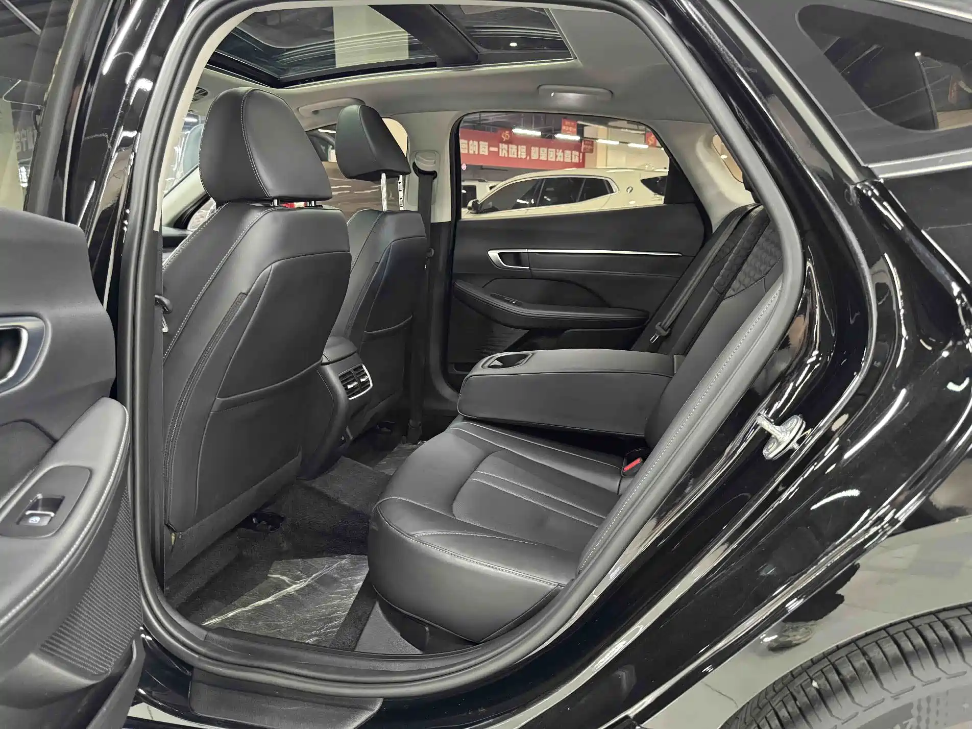 Photo 8 - Hyundai Sonata