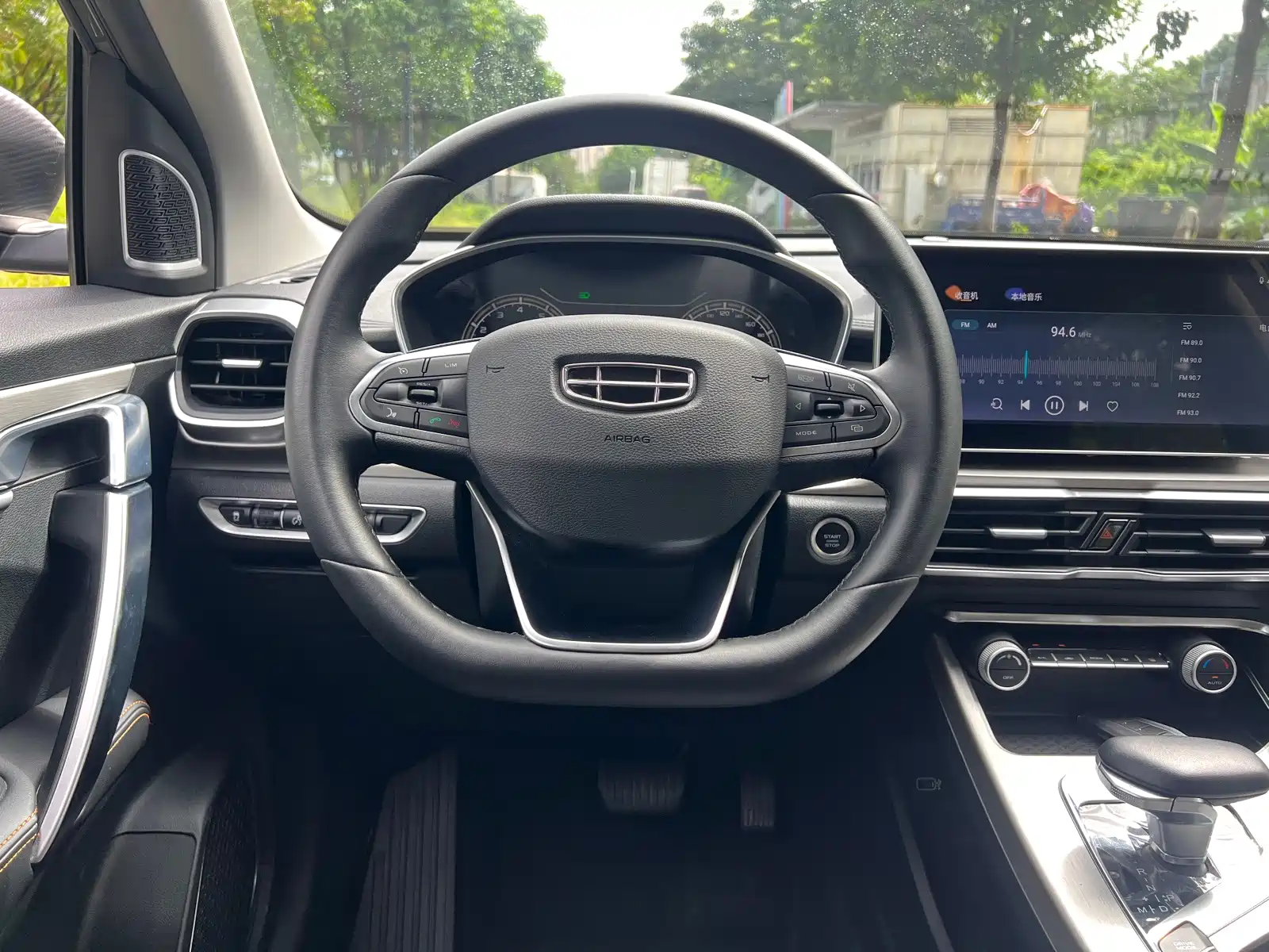 Фото 4 - Geely Coolray