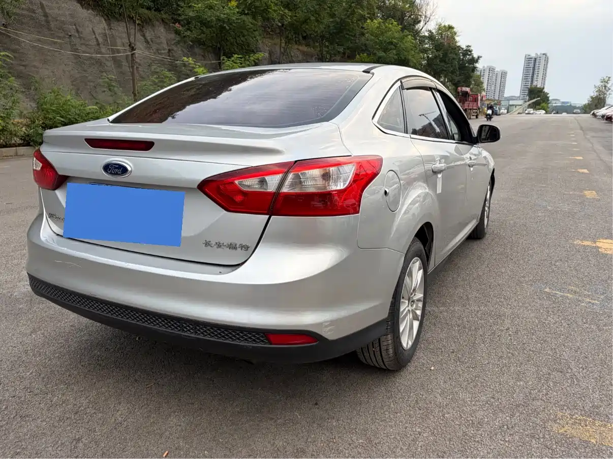 Фото 10 - Ford Focus