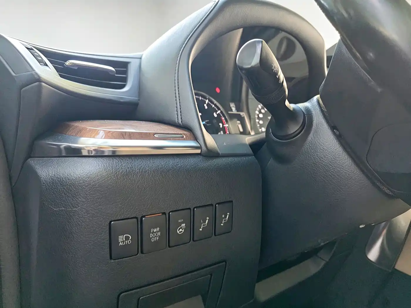 Photo 10 - Toyota Alphard