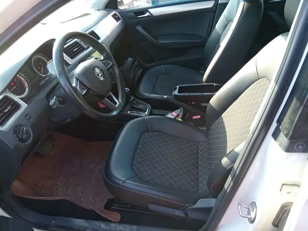 Škoda Rapid 2018 1.6L Automatic Comfort Edition фото 15