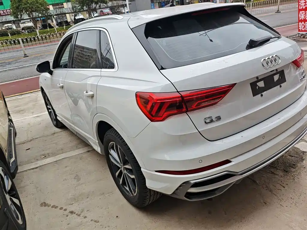 AUDI Q3
