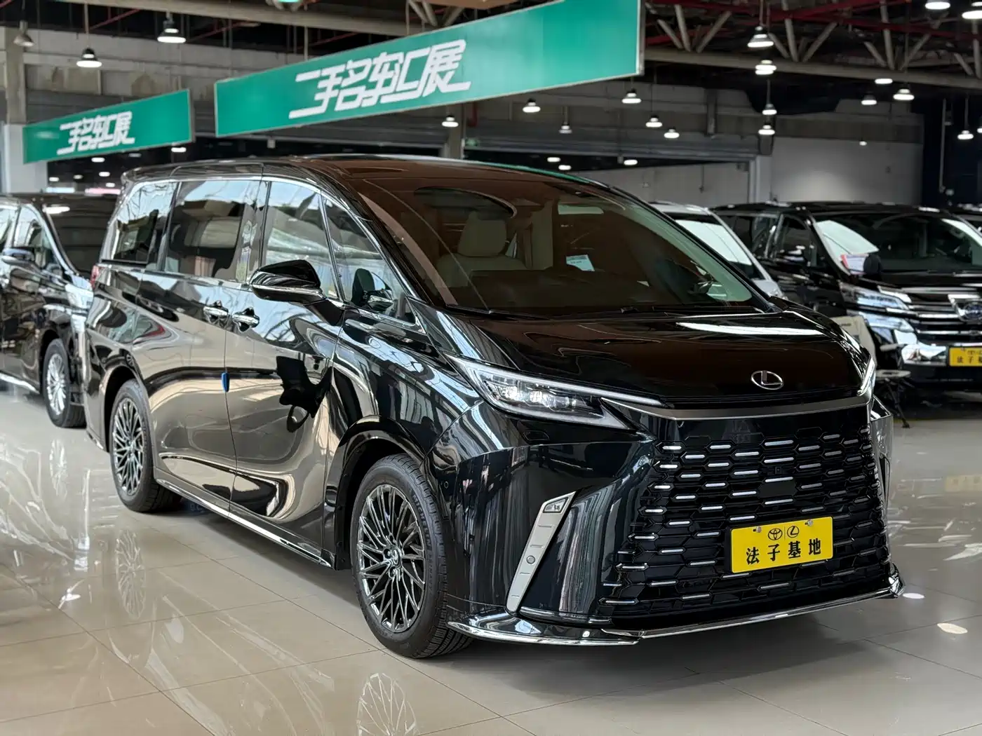 Lexus LM 2023 500h 6-Seater Prestige Edition фото 3