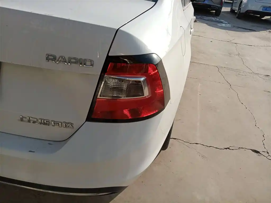 Škoda Rapid 2018 1.6L Automatic Comfort Edition фото 8