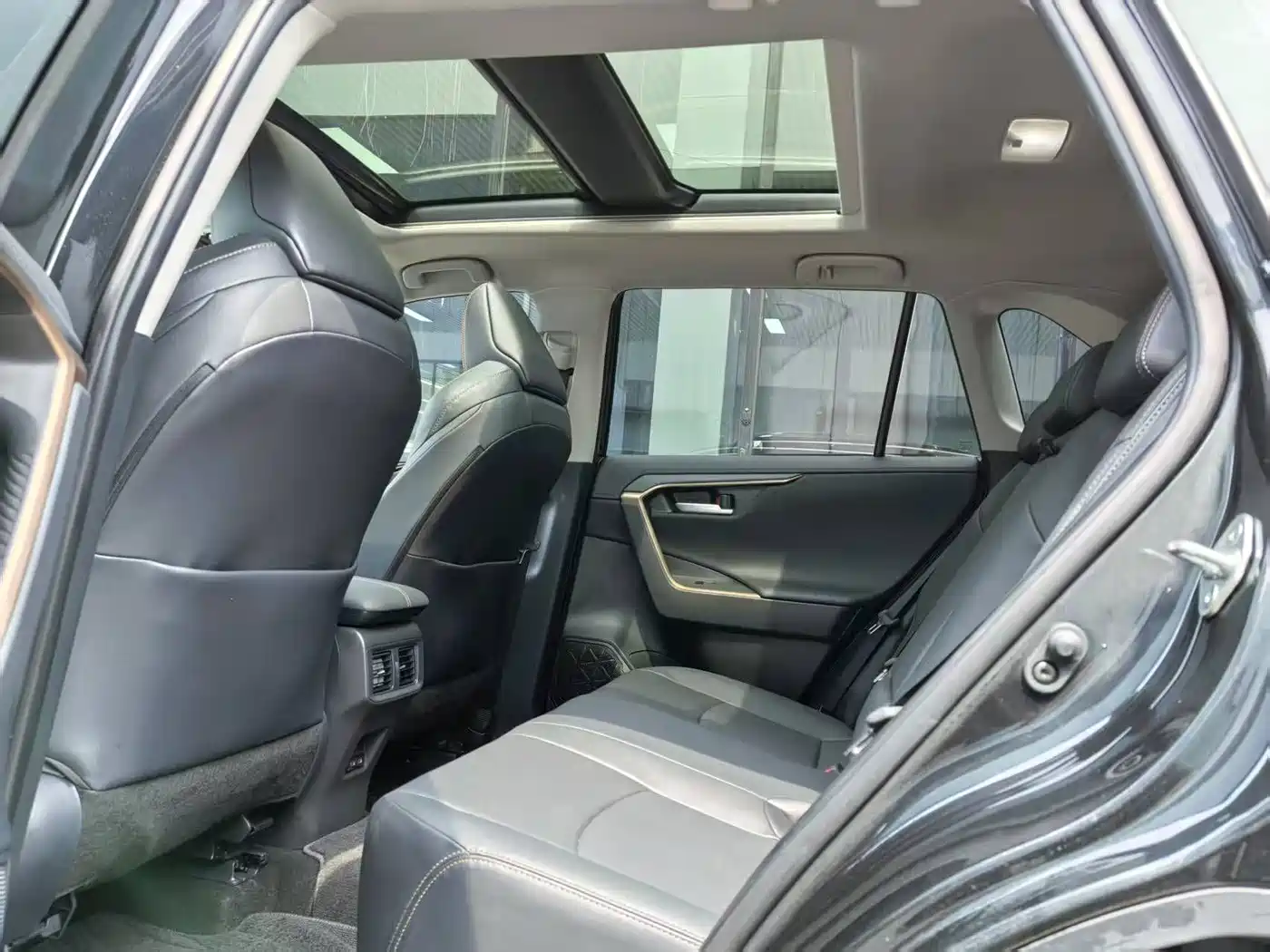 Toyota Wildlander 2024 2.0L CVT 2WD Luxury PLUS Edition фото 6