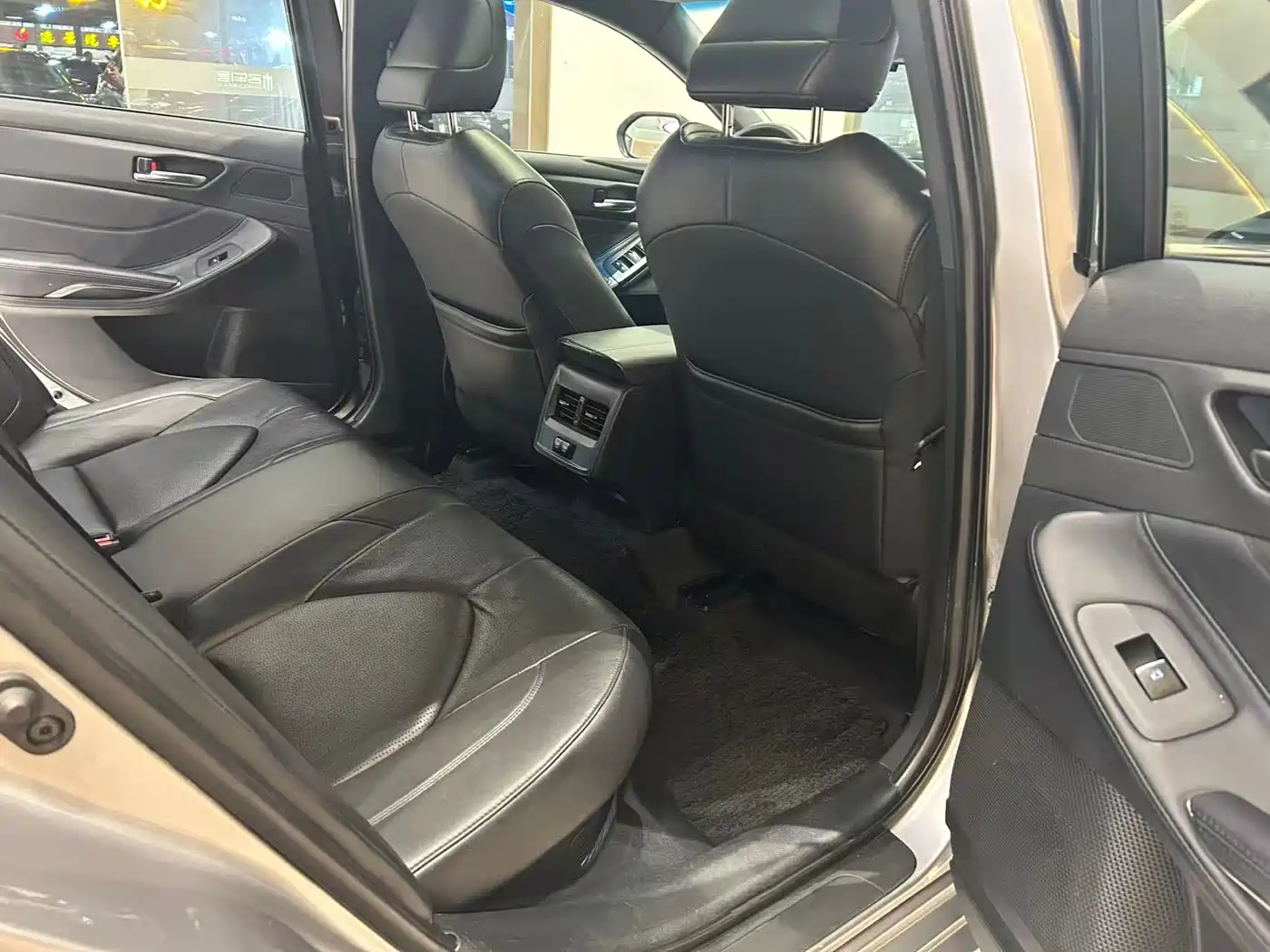 Toyota Avalon 2019 Hybrid 2.5L Luxury Edition China V фото 16