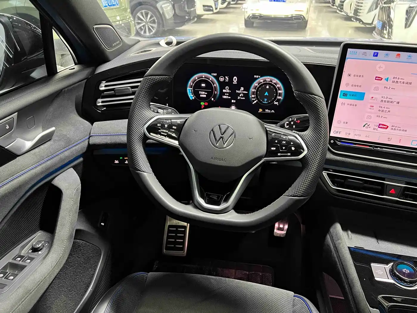 Photo 11 - Volkswagen Tiguan L