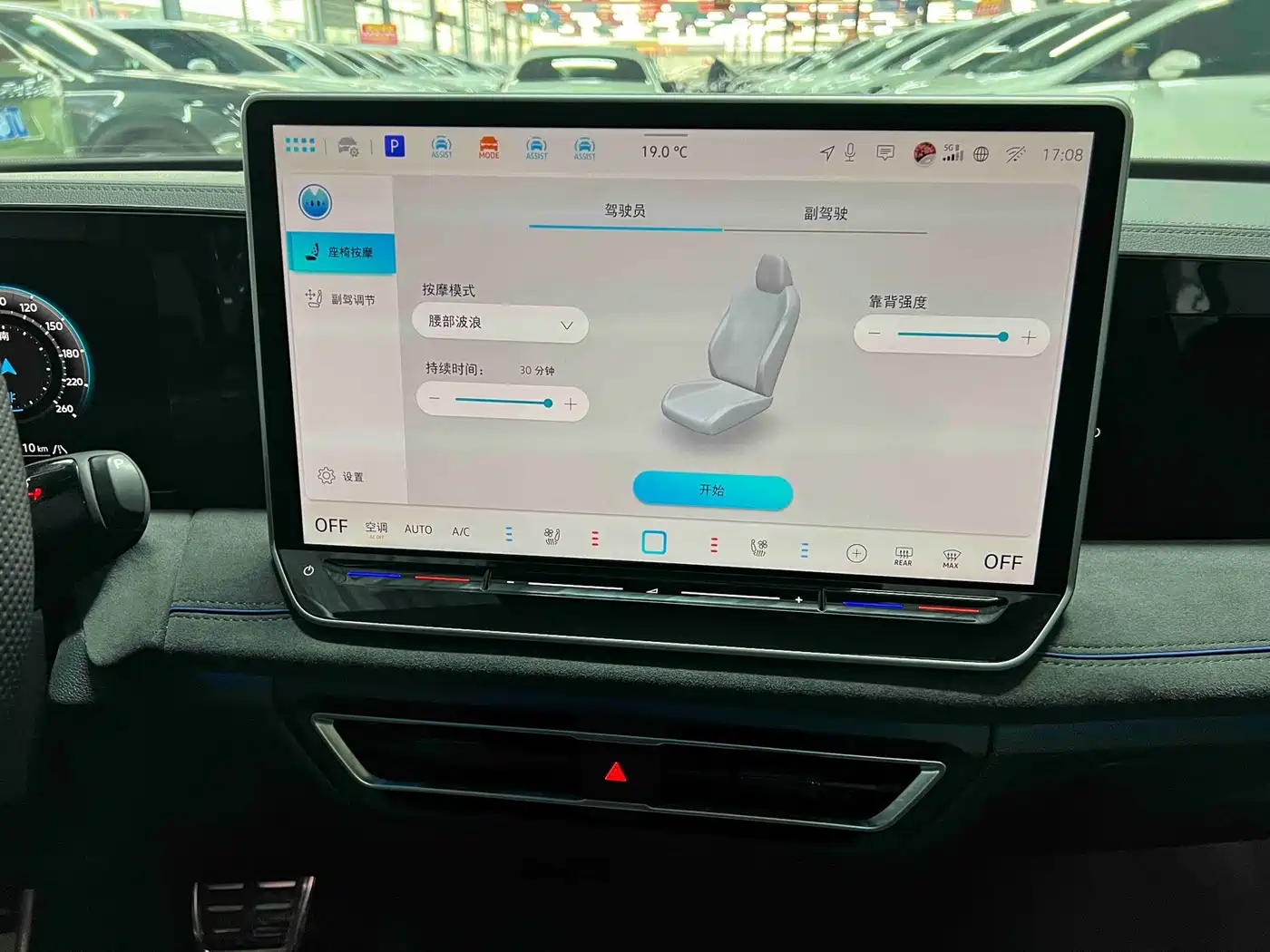 Photo 15 - Volkswagen Tiguan L