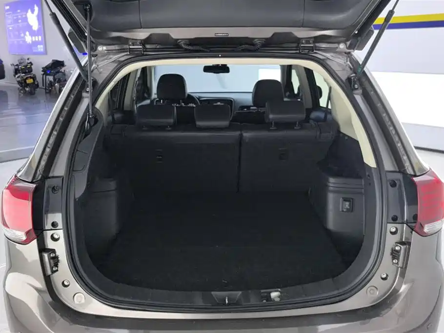 Mitsubishi Outlander 2020 2.4L 4WD Luxury 5-seater фото 4