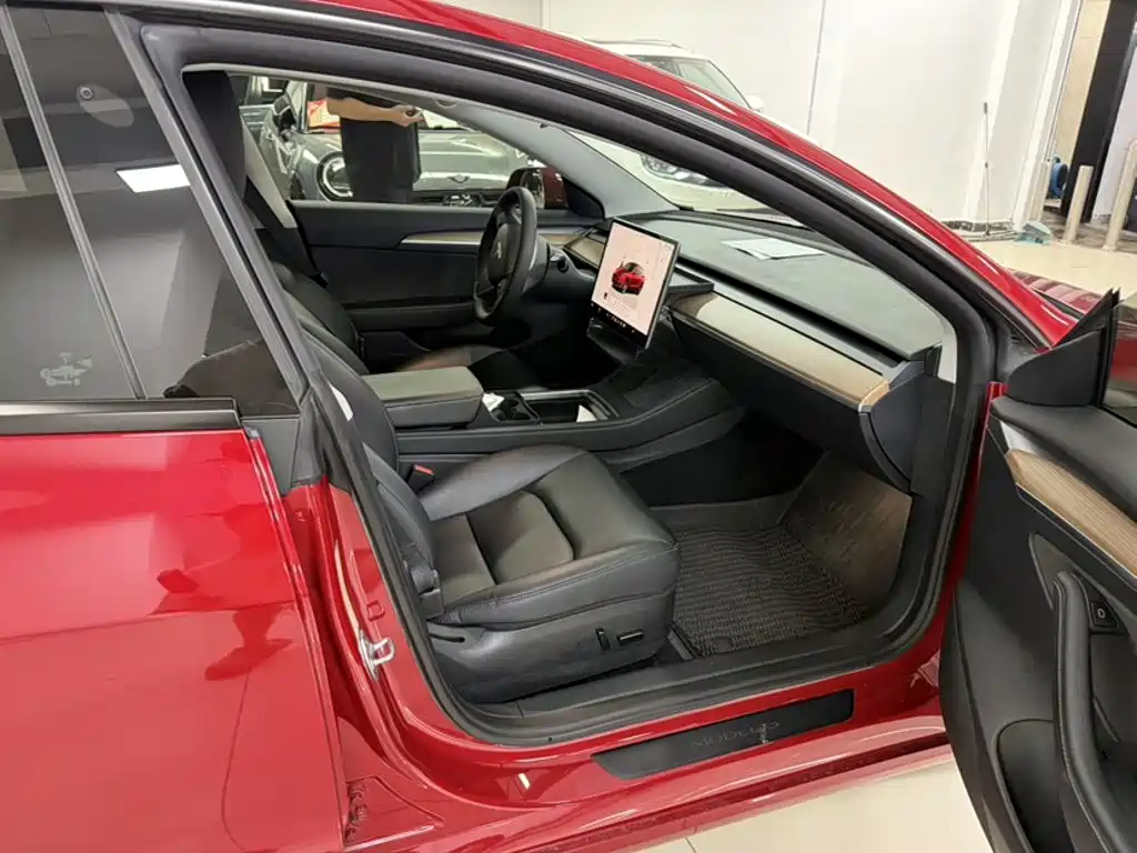 Photo 24 - Tesla Model 3