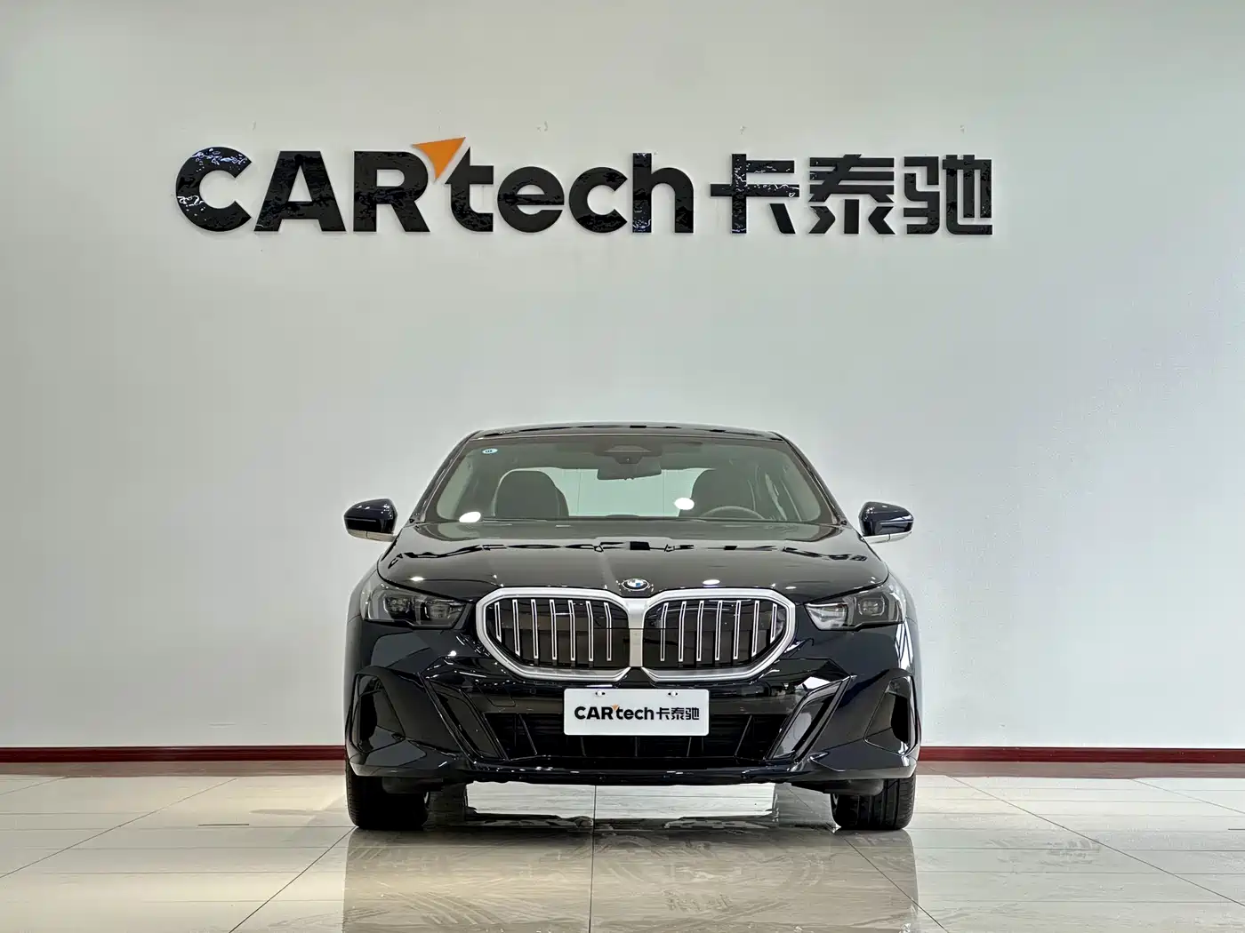 BMW 5 Series 2026 530Li Leading M Sport Package фото 2