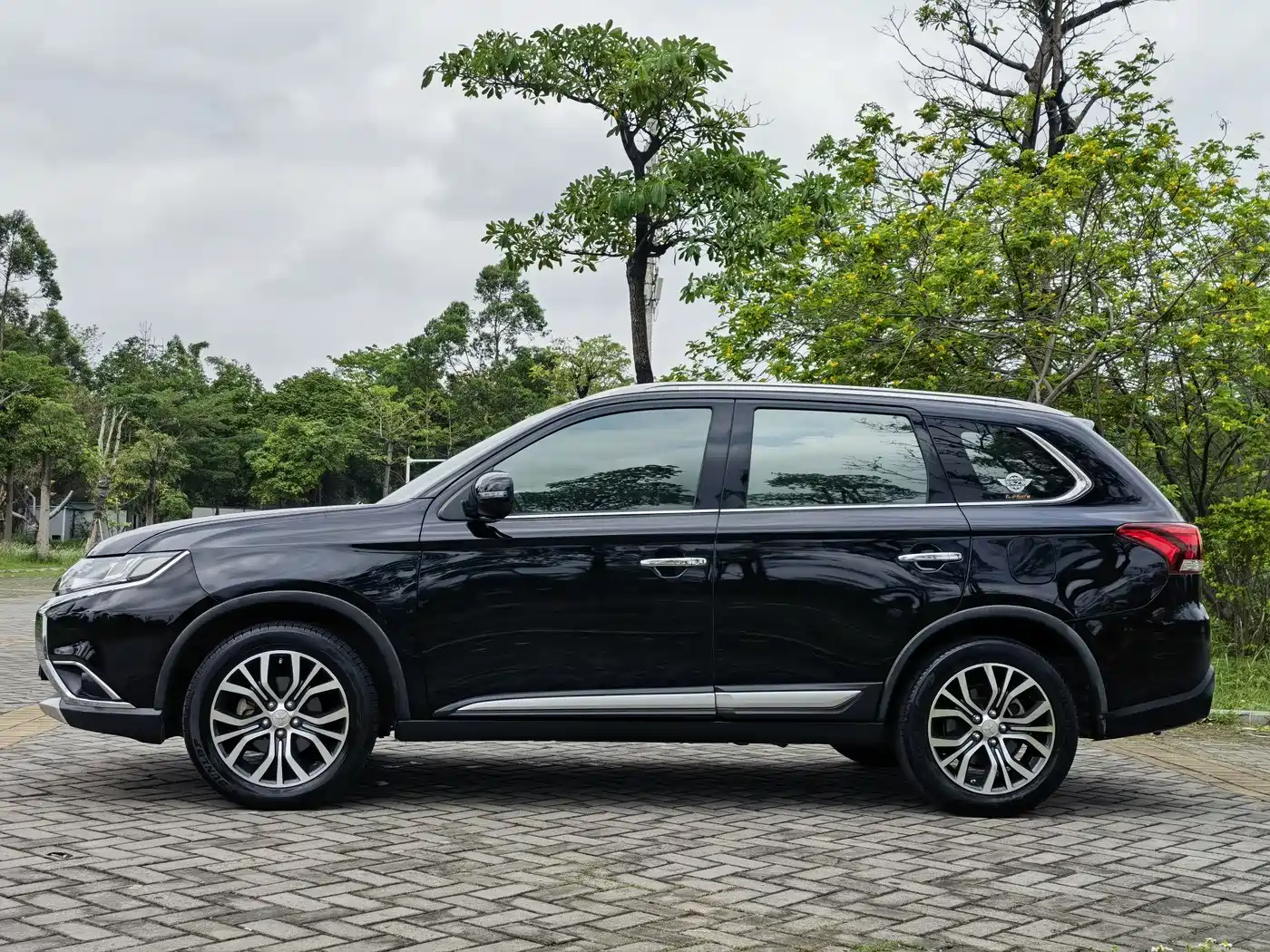 Mitsubishi Outlander 2016 2.4L 4WD Luxury Edition 7-seater фото 4