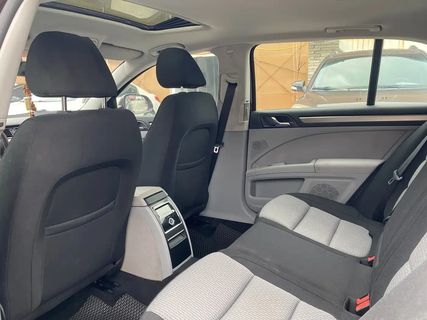 Škoda Superb 2010 1.4TSI DSG Grace Edition фото 9