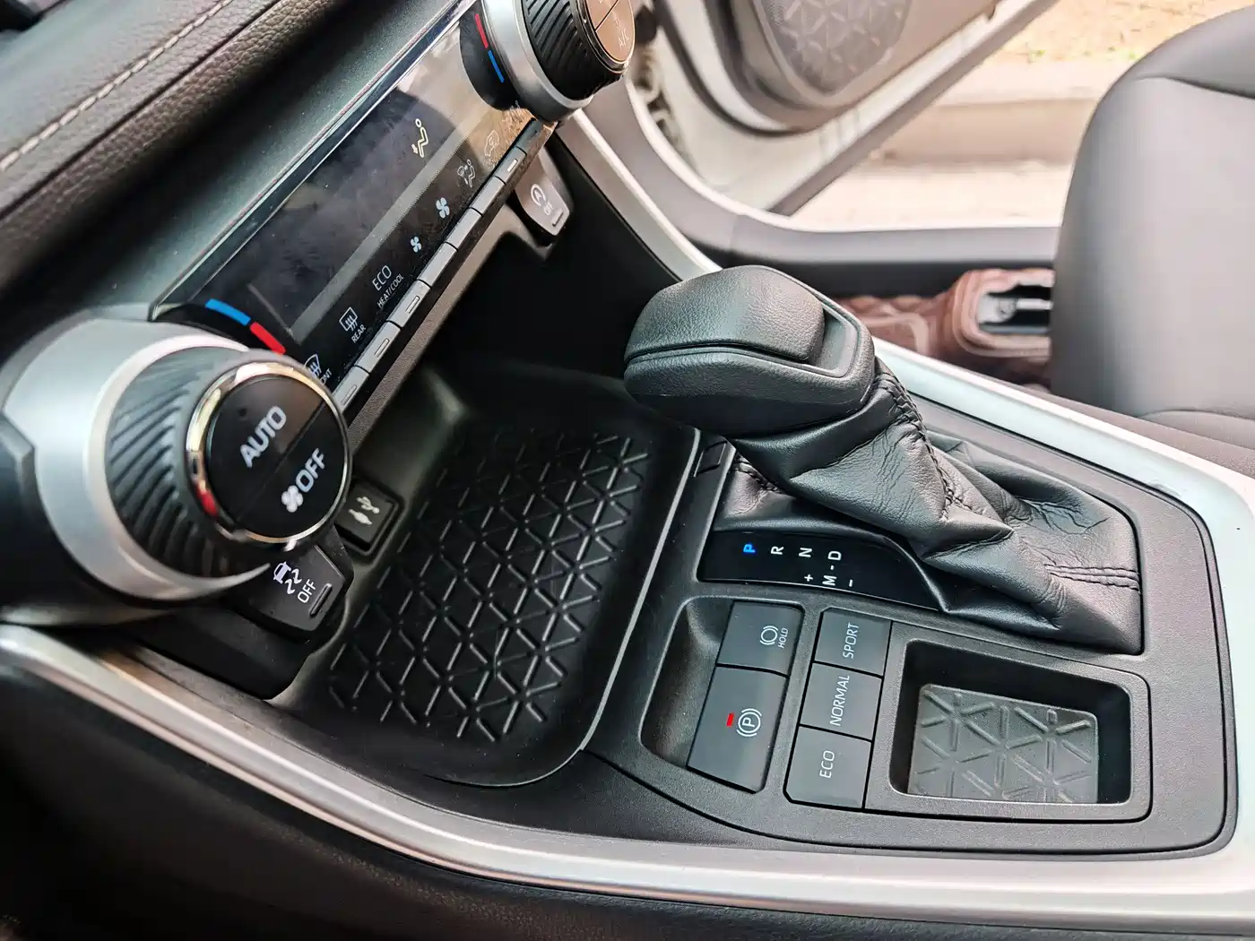 Toyota Wildlander 2021 2.0L CVT 2WD Luxury Edition фото 10