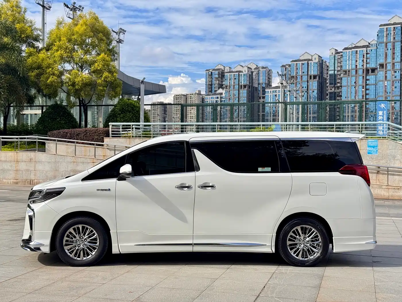 Toyota Alphard 2021 Hybrid 2.5L Premium фото 3