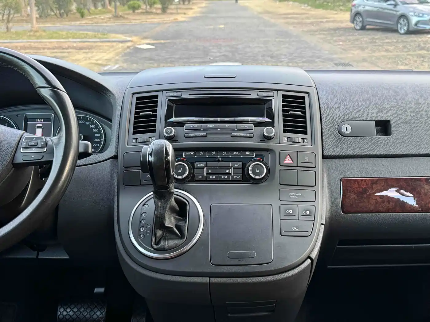 Volkswagen Multivan 2012 2.0TSI 2WD Business Edition фото 17