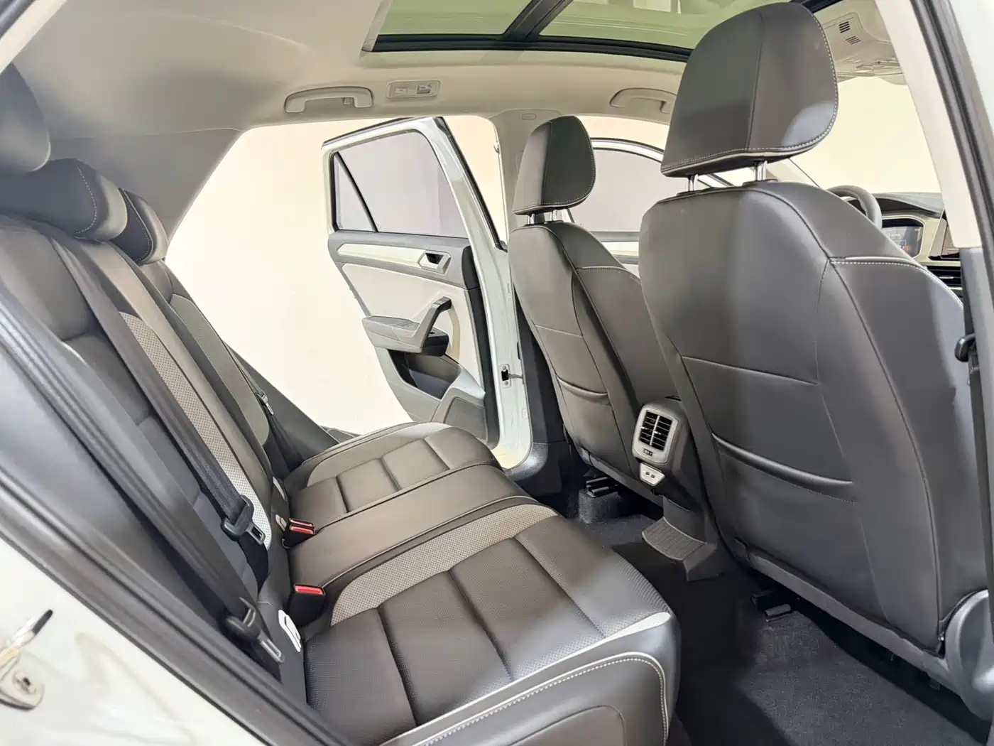 VOLKSWAGEN T ROC EXPLORING SONGS