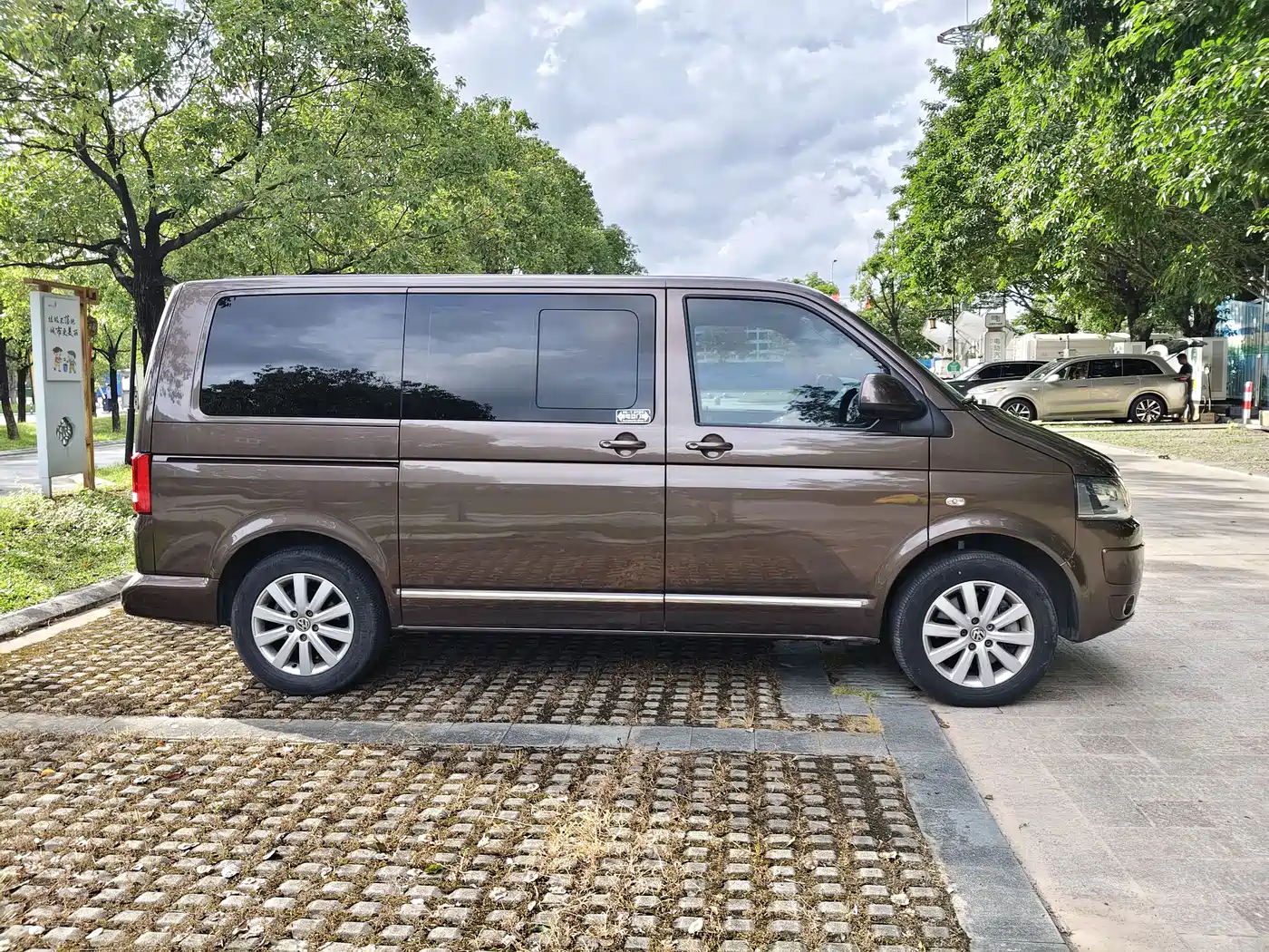 Volkswagen Multivan 2012 2.0TSI 2WD Luxury Edition фото 4