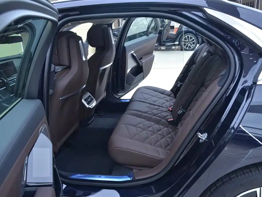 BMW 7 Series 2023 Model 735Li M Sport Package фото 5