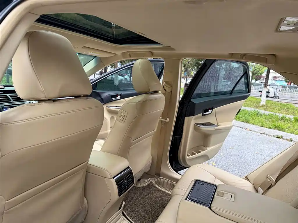 Toyota Camry 2016 Hybrid 2.5HG 10th Anniversary Luxury Navigation Edition фото 20