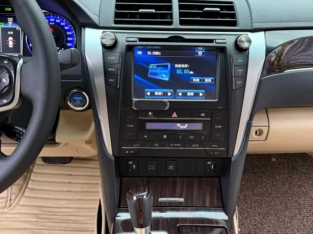 Toyota Camry 2016 Hybrid 2.5HG 10th Anniversary Luxury Navigation Edition фото 16