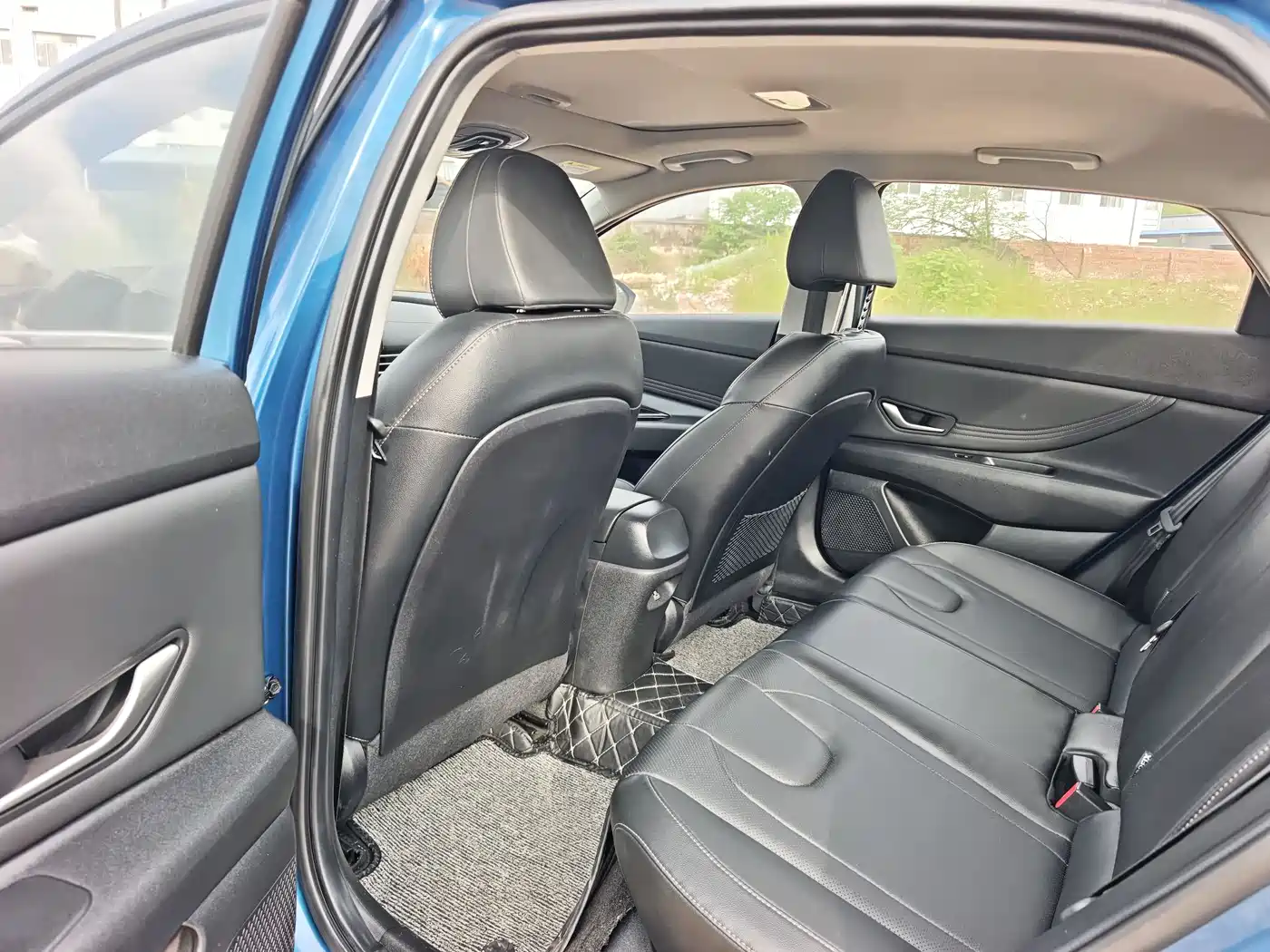 Hyundai Elantra 2021 1.5L CVT LUX Premium Edition фото 5