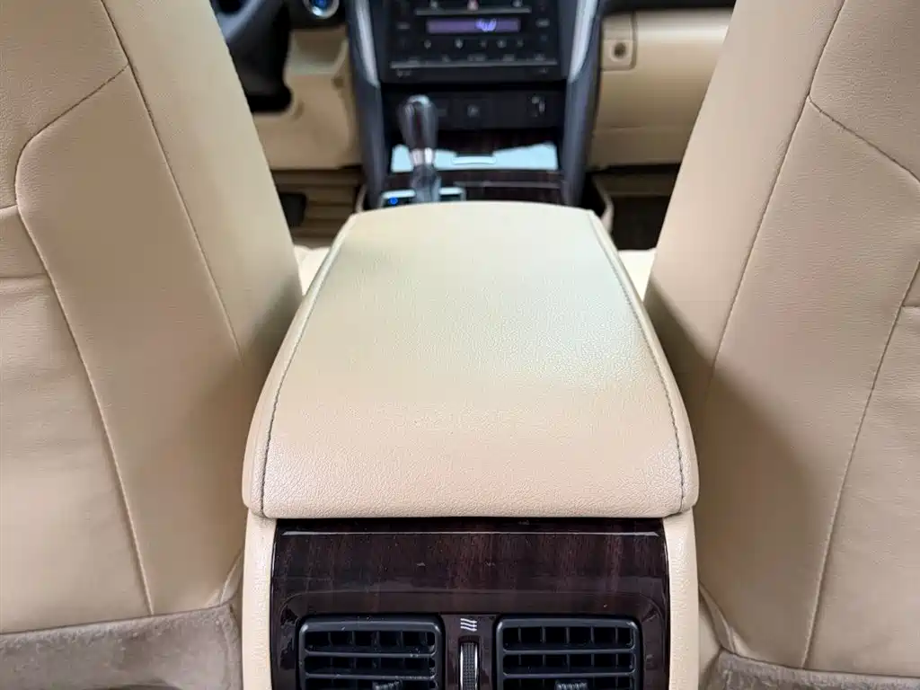 Toyota Camry 2016 Hybrid 2.5HG 10th Anniversary Luxury Navigation Edition фото 17