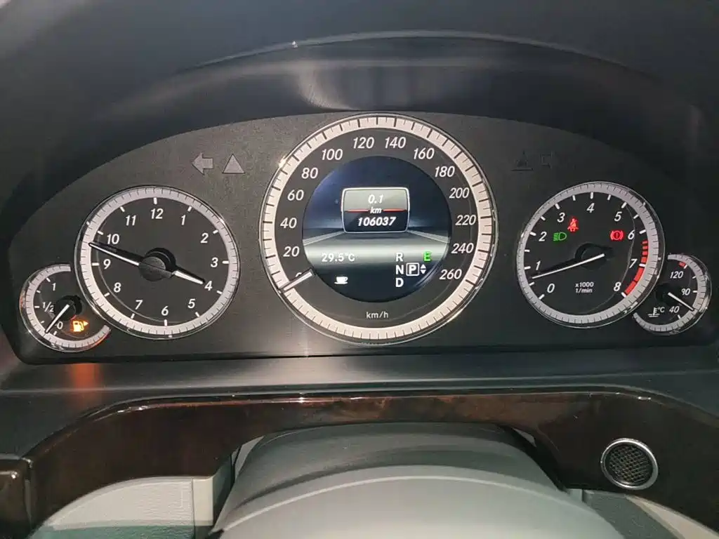 Фото 4 - Mercedes-Benz E-Class