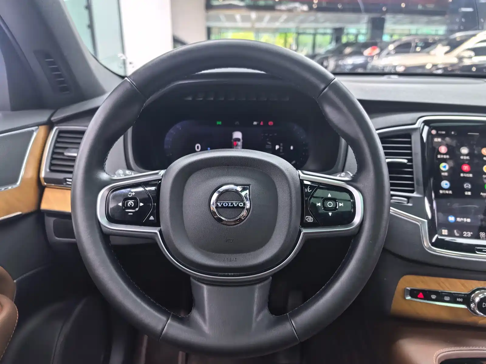 Фото 9 - Volvo XC90