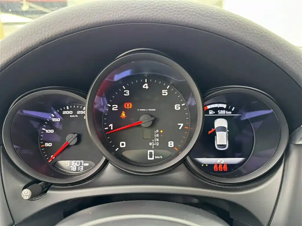 PORSCHE MACAN