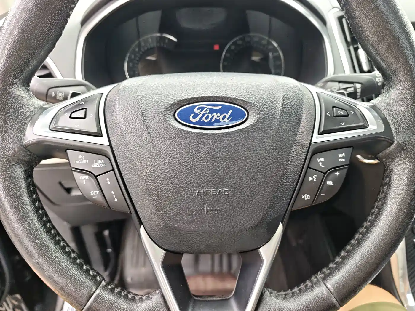 Фото 14 - Ford Edge