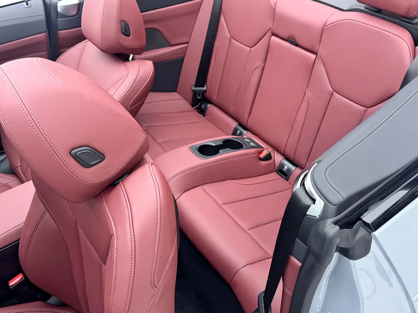 BMW 4 Series 2024 430i Convertible M Sport Shadow Edition фото 17