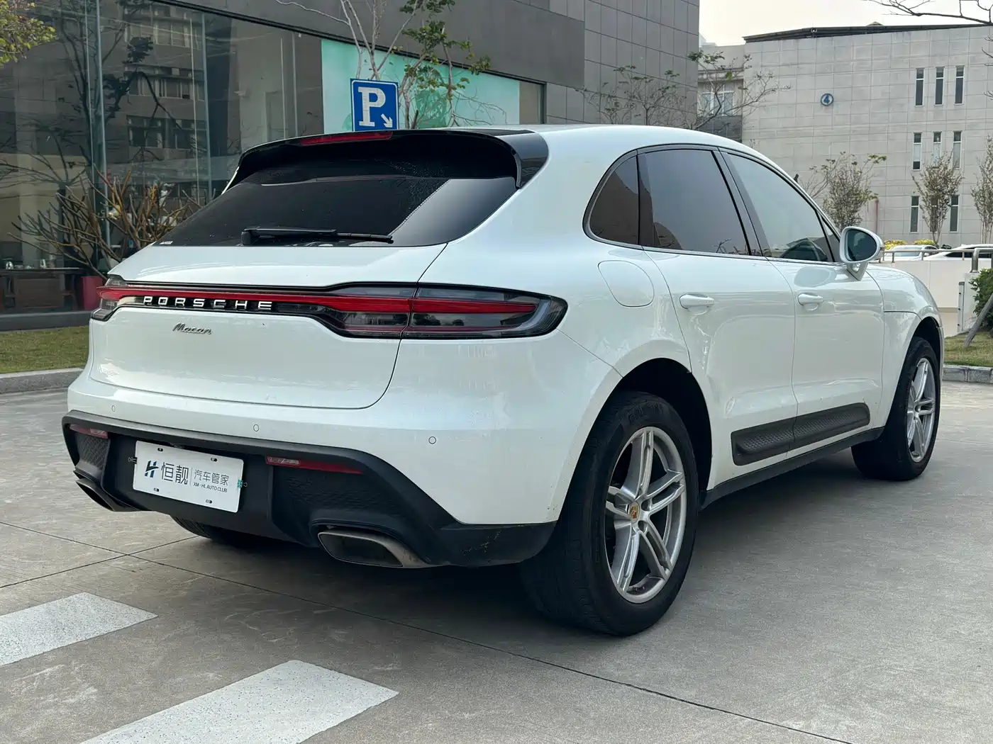 PORSCHE MACAN