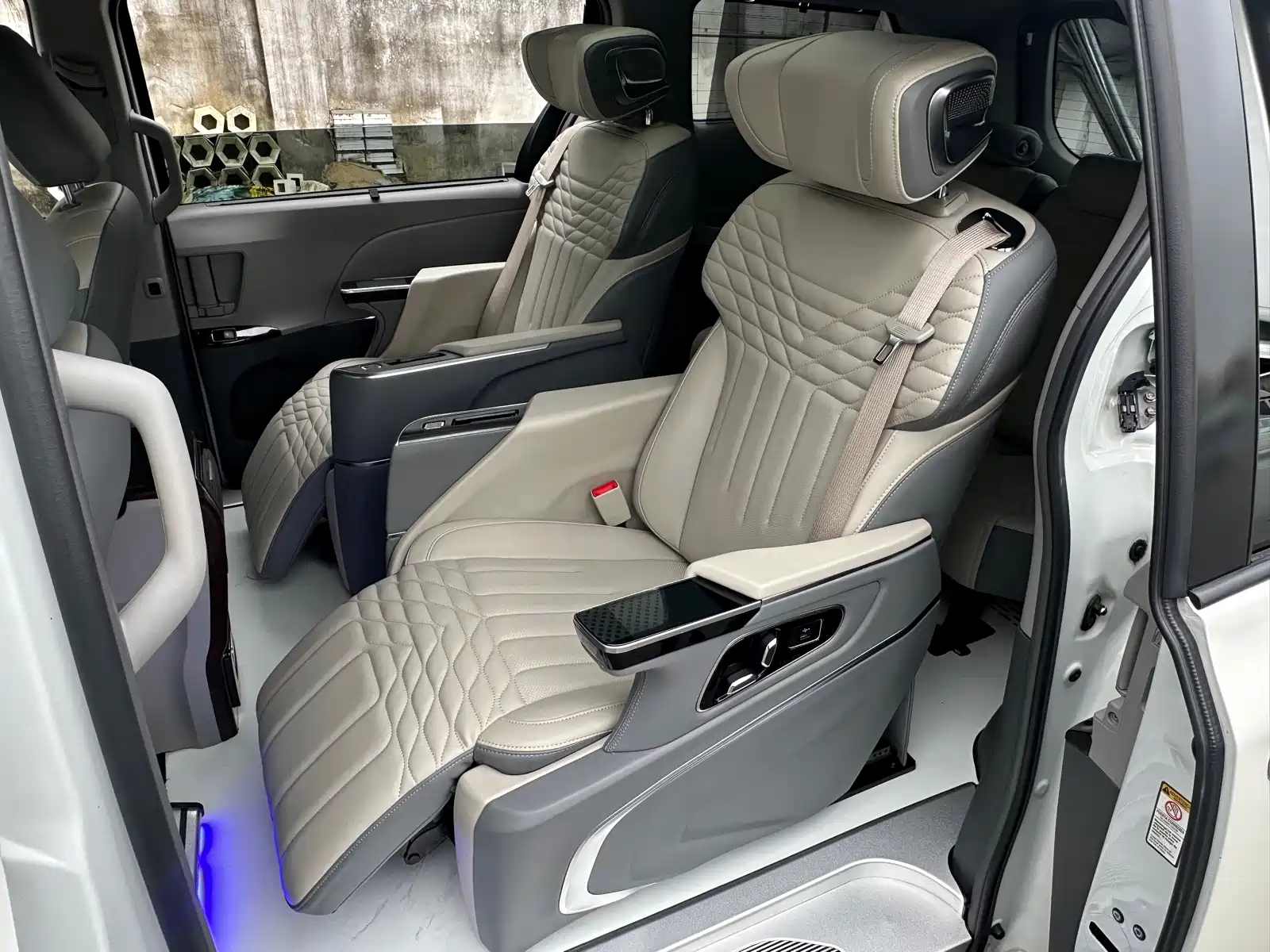Photo 15 - Toyota Sienna