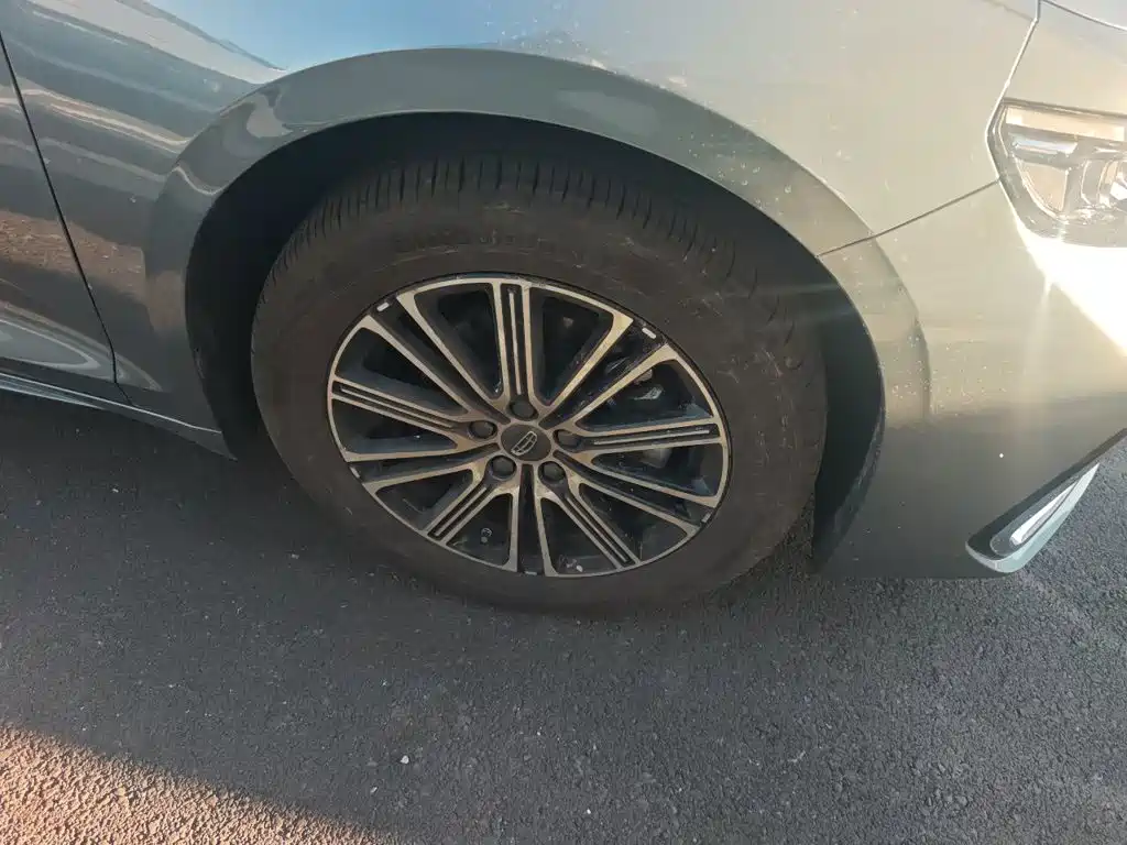 Фото 8 - Geely Preface