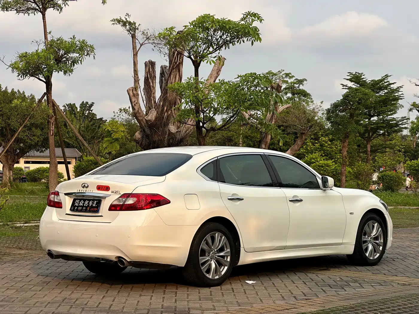 Infiniti M Series 2012 M25L Elegance Edition фото 5
