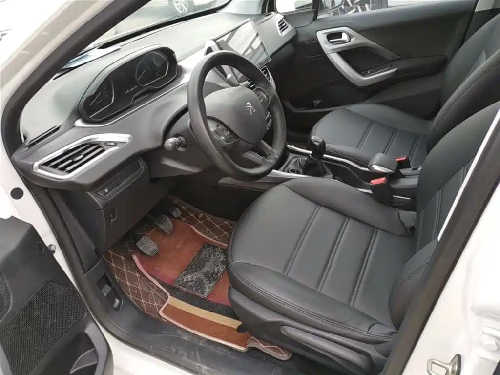 Peugeot 2008 2014 1.6L Manual Fashion Edition фото 16