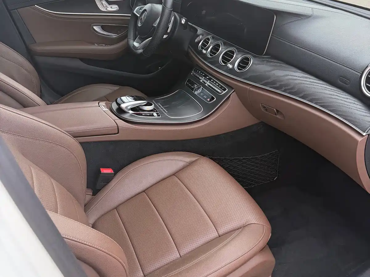 Photo 10 - Mercedes-Benz E-Class